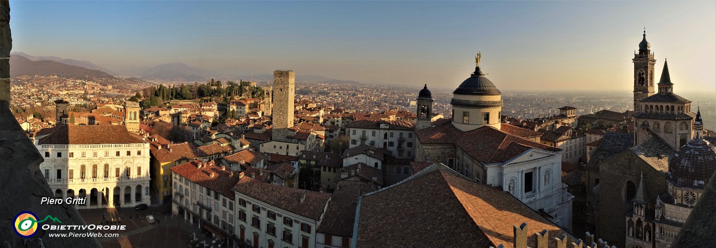 04 Torri, campanili, cupole di Citta Alta dalla Torre Civica (Campanone).jpg